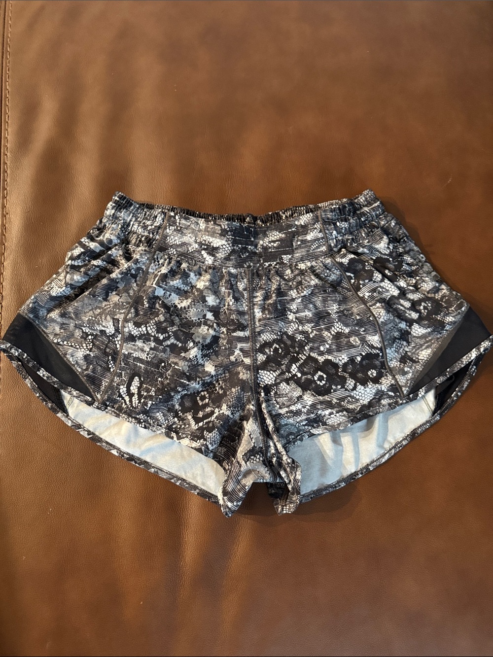 LIKE NEW: Lululemon Hotty Hot Short 2.5"